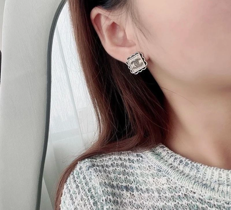 Sophisticated Chanel Earrings 228929
