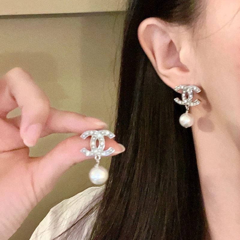 Trendy Chanel Earrings 228936