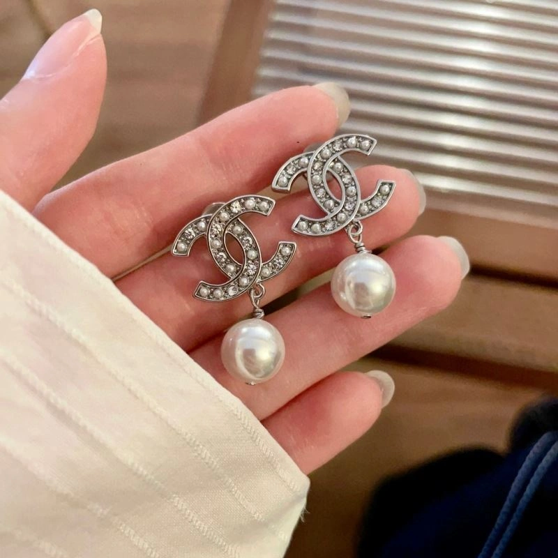 Trendy Chanel Earrings 228936