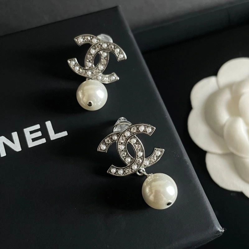 Trendy Chanel Earrings 228936