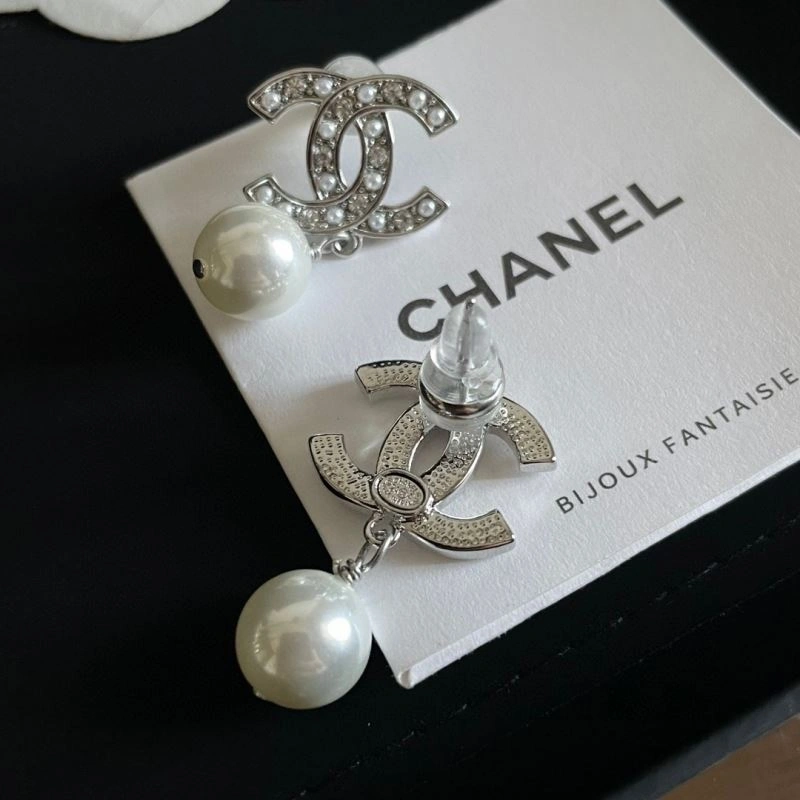 Trendy Chanel Earrings 228936