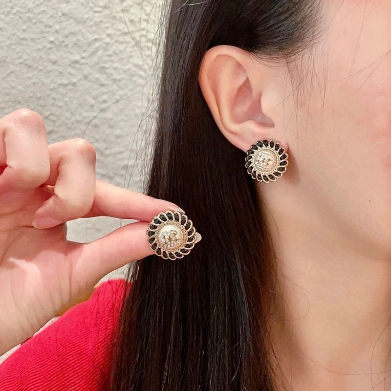 Unique Chanel Earrings 228740