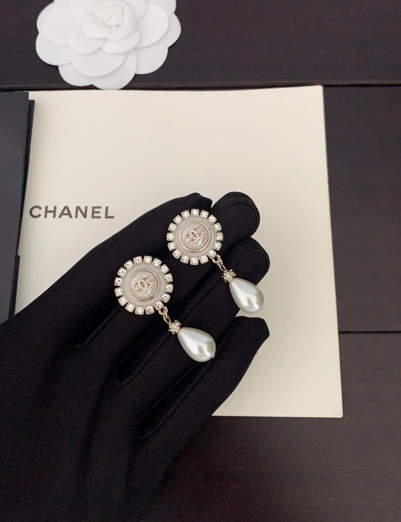 EyeCatching Chanel Earrings 228069