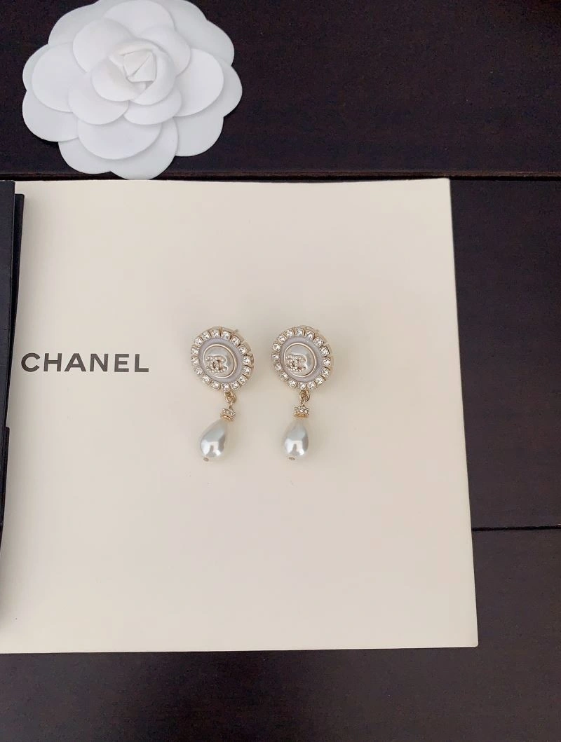 EyeCatching Chanel Earrings 228069