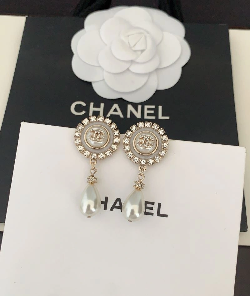 EyeCatching Chanel Earrings 228069