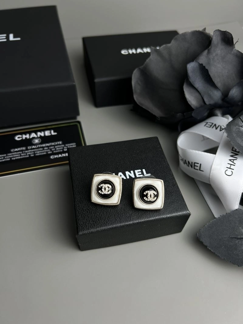 Chanel Earrings Compact 228025