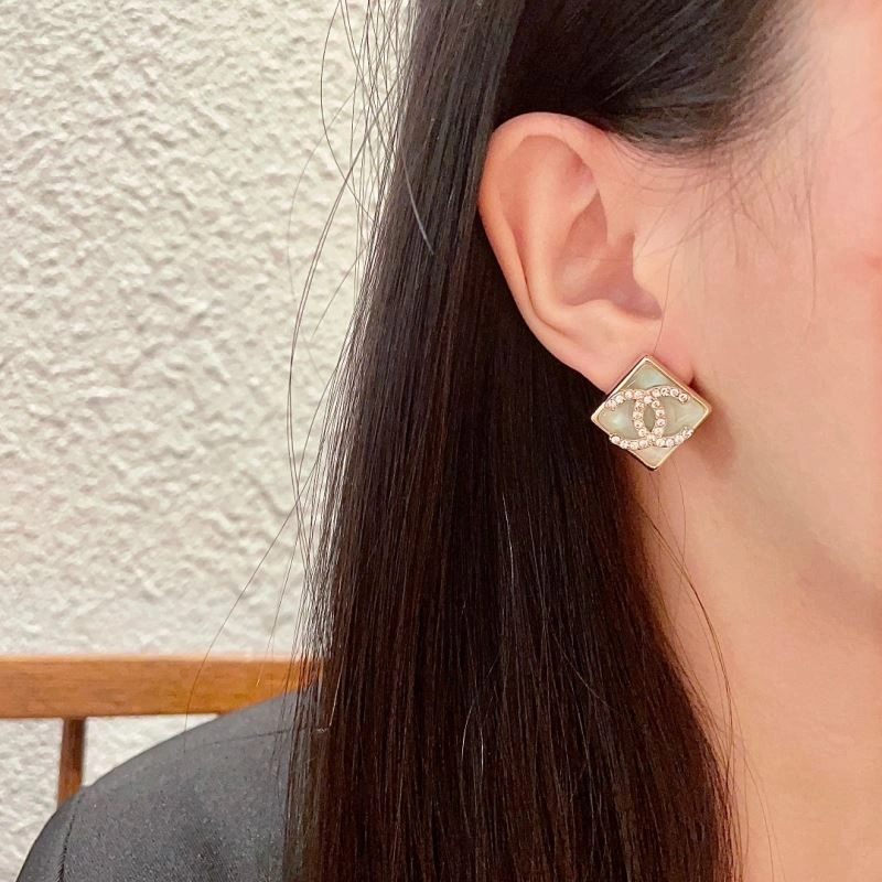 Chanel Earrings Versatile 227675
