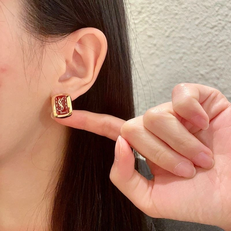 Elegant Chanel Earrings 227415