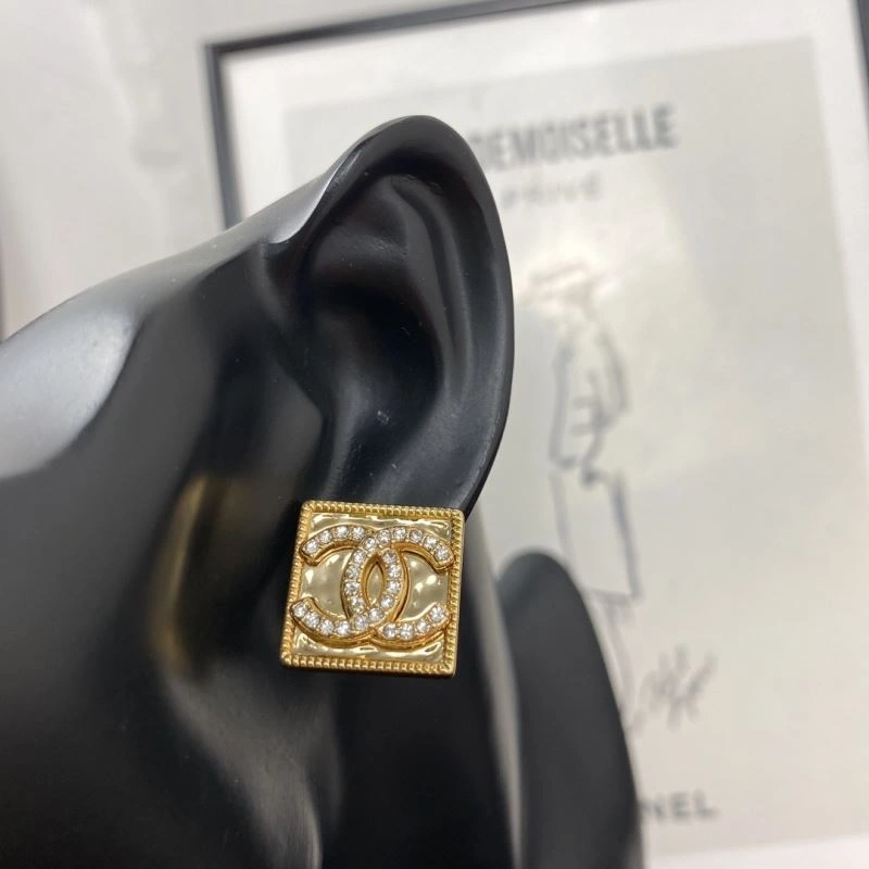 Chanel Earrings Versatile 226315