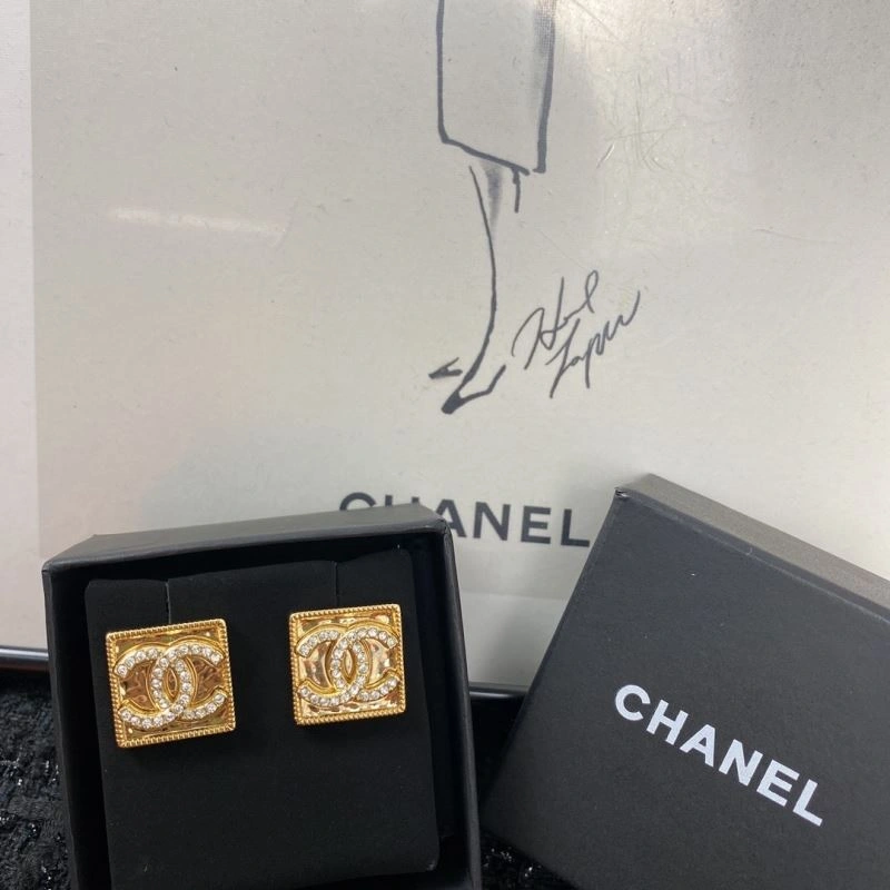 Chanel Earrings Versatile 226315