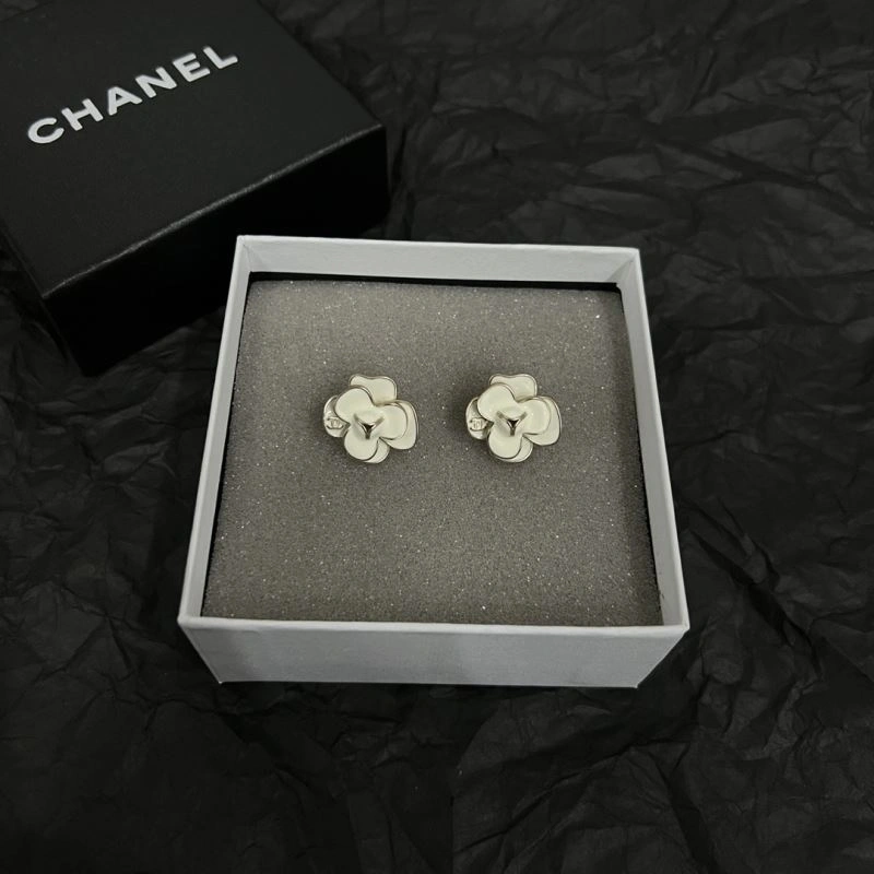 Sophisticated Chanel Earrings 226017