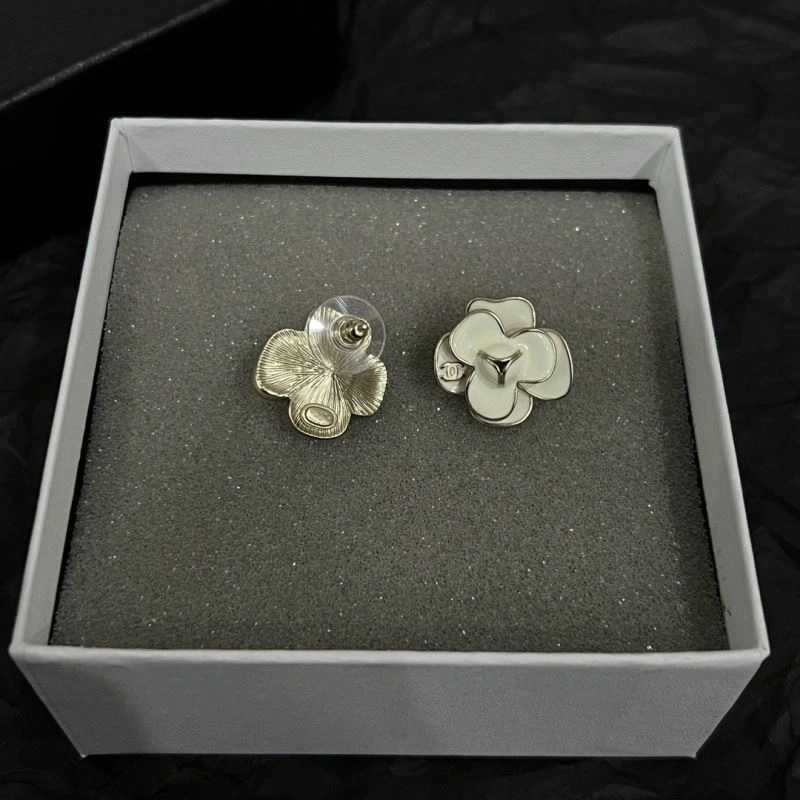 Sophisticated Chanel Earrings 226017