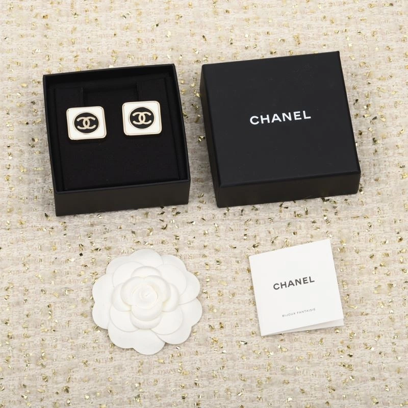 Comfortable Chanel Earrings 226021