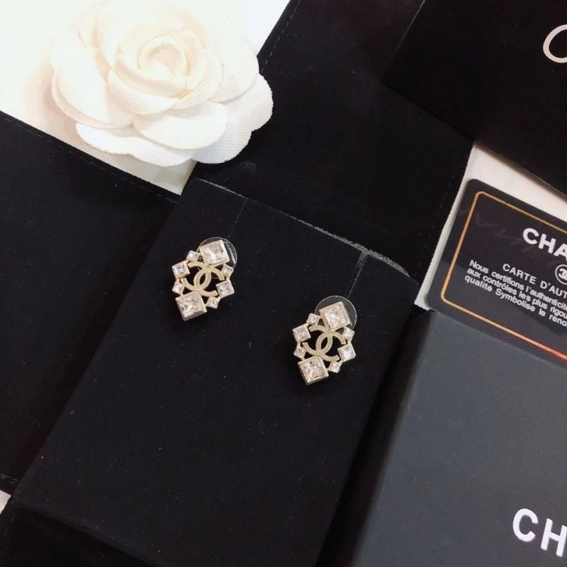 Chanel Earrings Versatile 225025