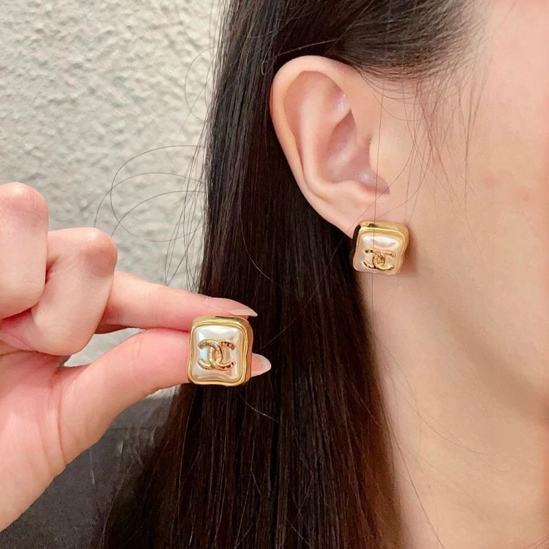 Affordable Chanel Earrings 224926