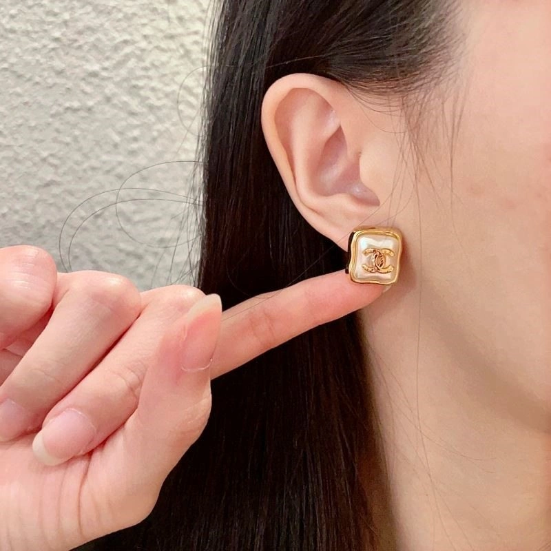 Affordable Chanel Earrings 224926
