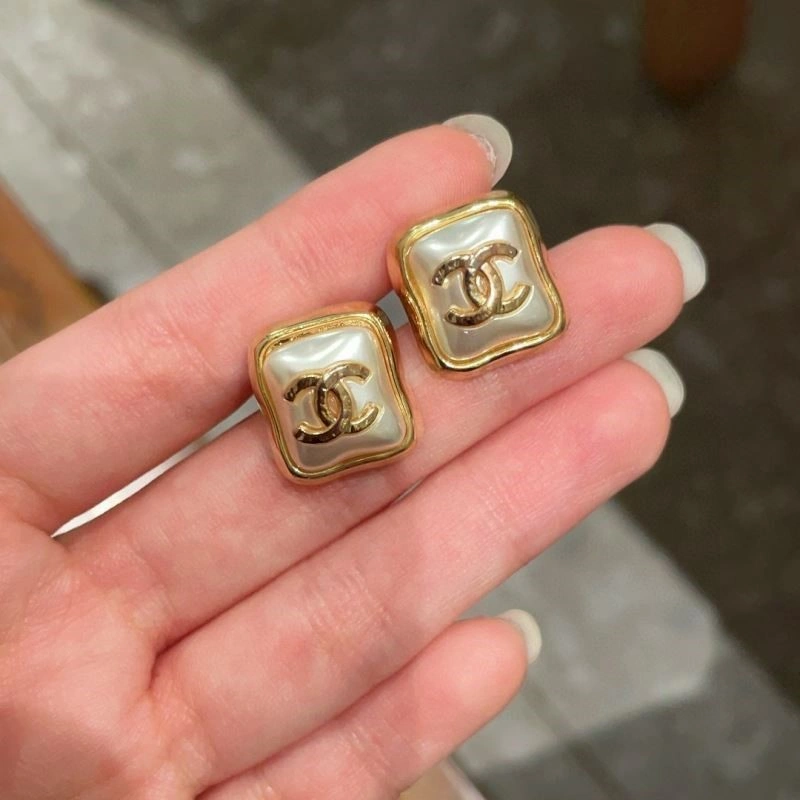 Affordable Chanel Earrings 224926