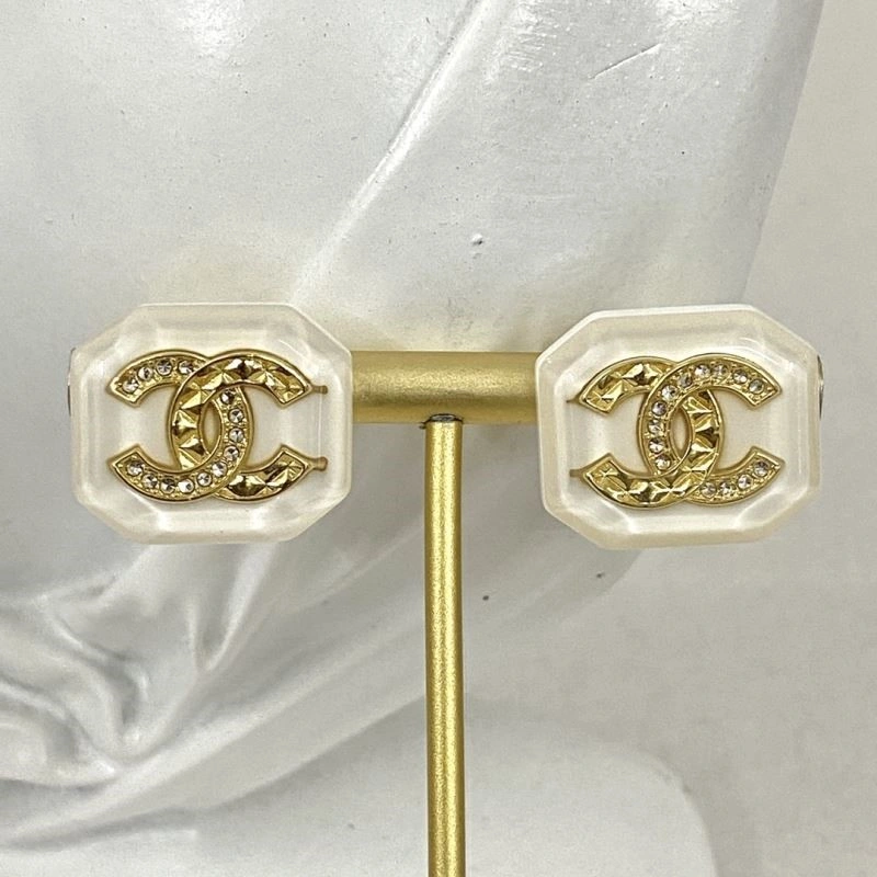 EyeCatching Chanel Earrings 224227