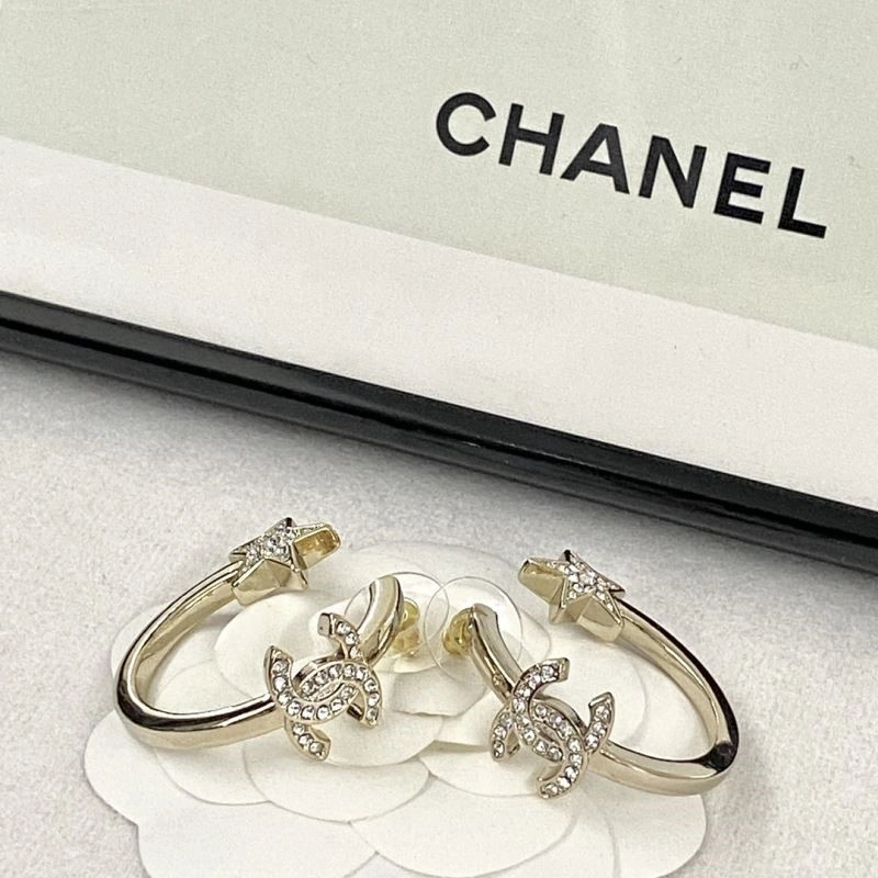 Comfortable Chanel Earrings 224155