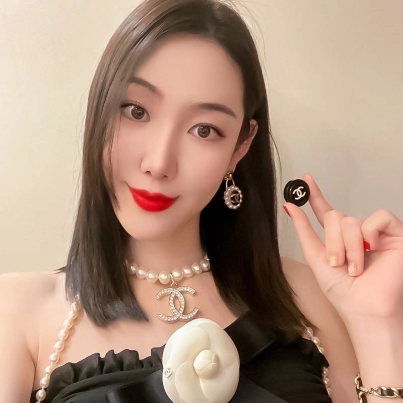 Popular Chanel Earrings 224136