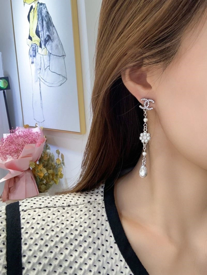 Lightweight Chanel Earrings 223896