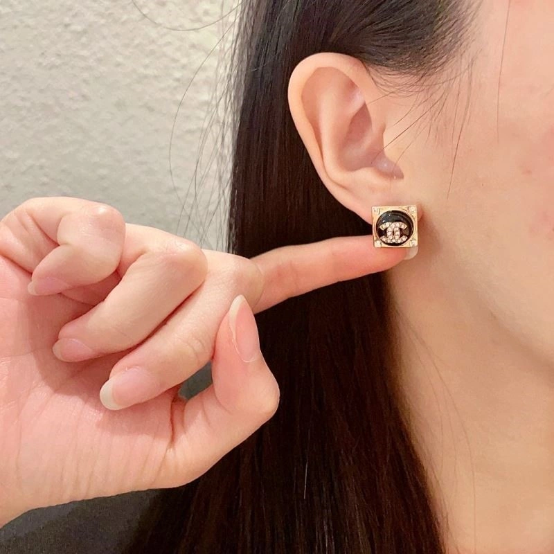 Chanel Earrings Compact 223877