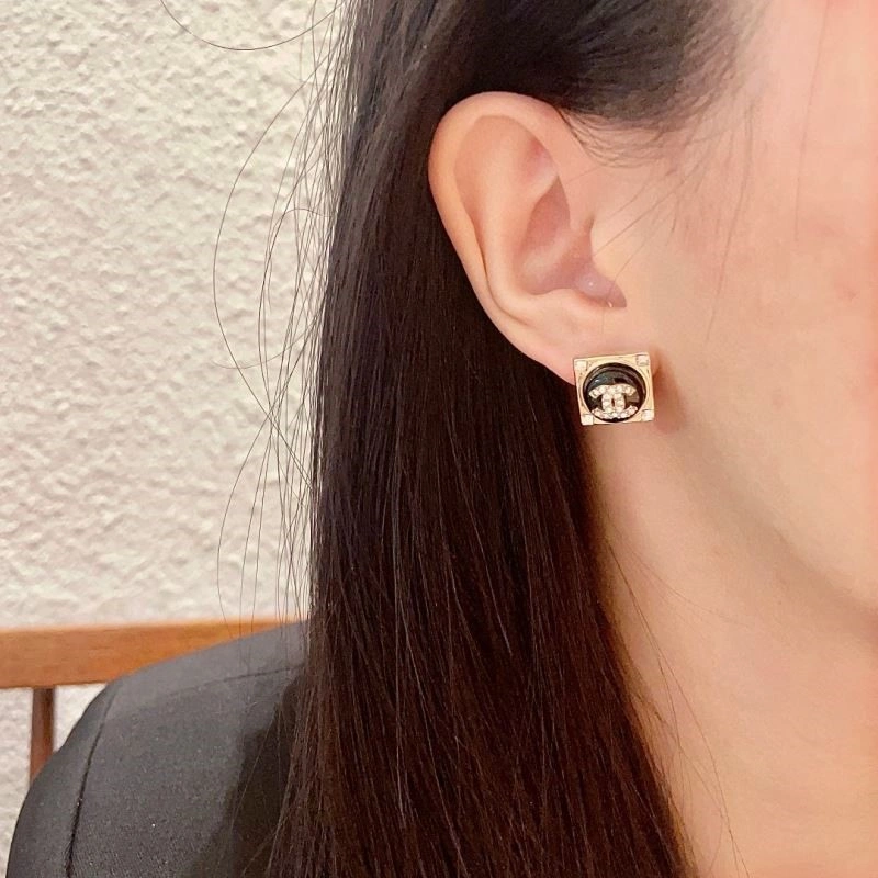 Chanel Earrings Compact 223877