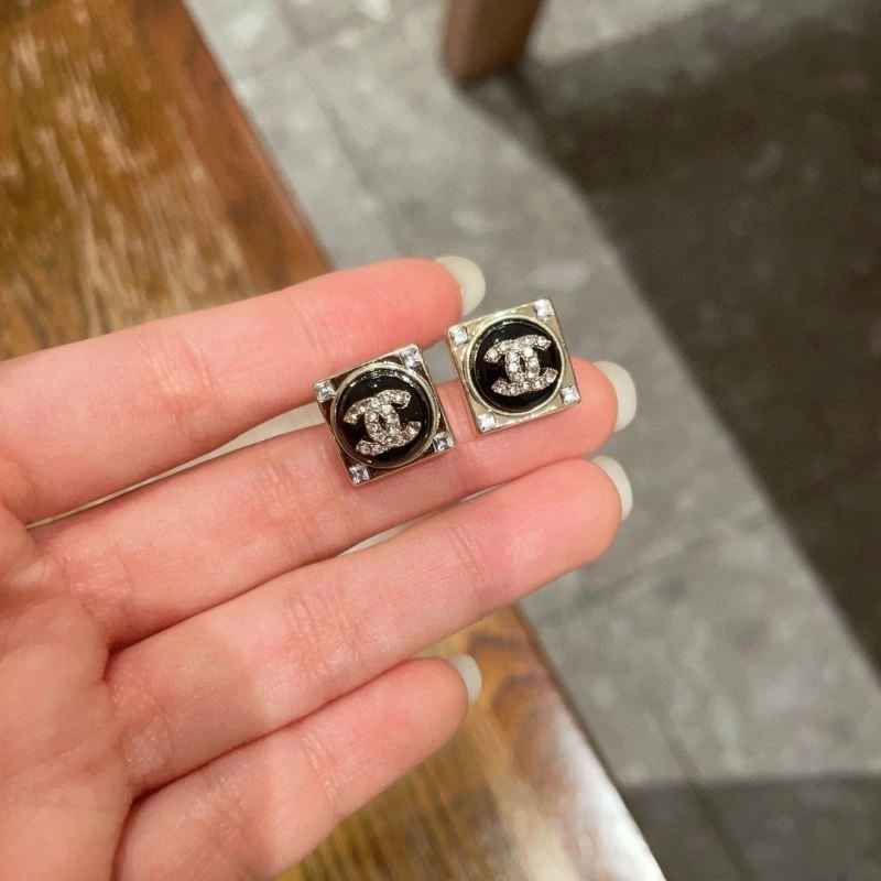 Chanel Earrings Compact 223877