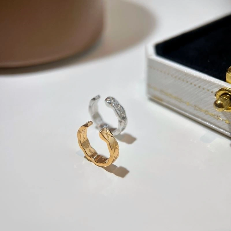 Sophisticated Chanel Earrings 223057