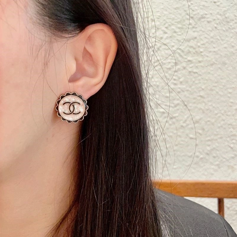 Chanel Earrings Elegant 223005