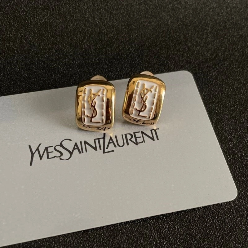 Chanel Earrings Compact 222900