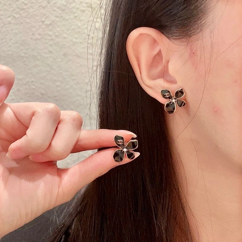Elegant Chanel Earrings 222782