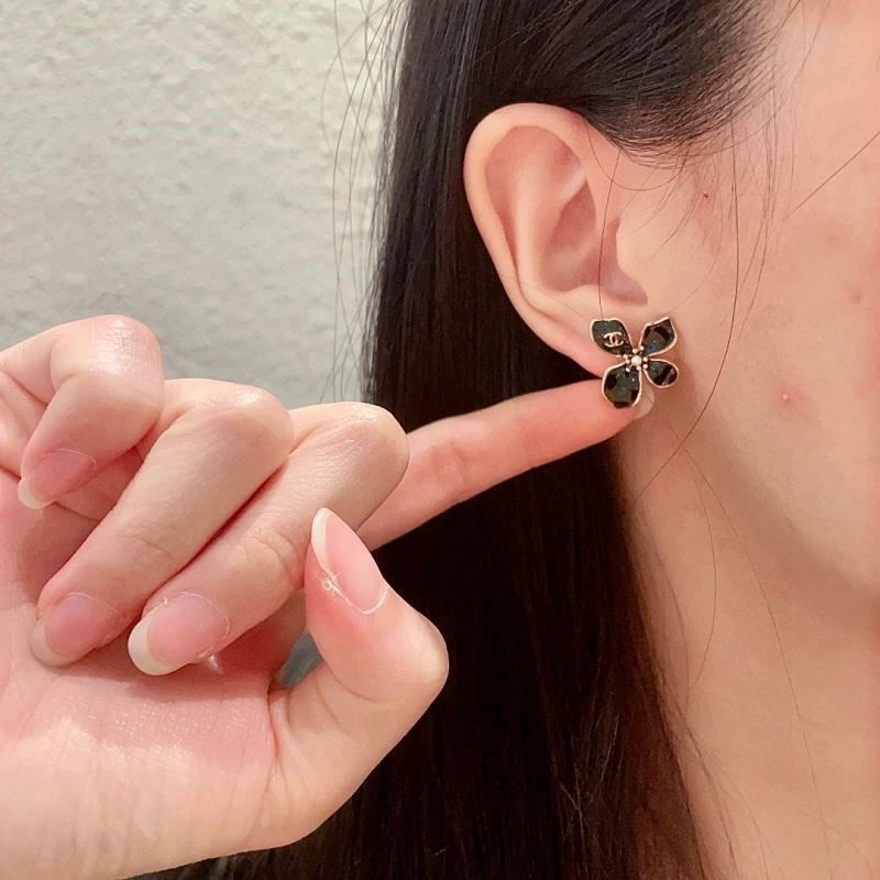 Elegant Chanel Earrings 222782