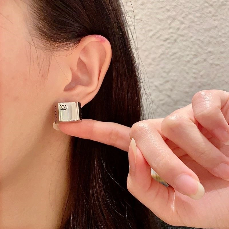 Chanel Earrings Comfortable 222417