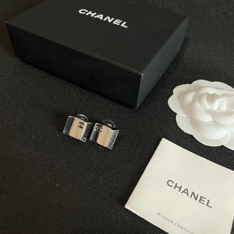 Chanel Earrings Comfortable 222417