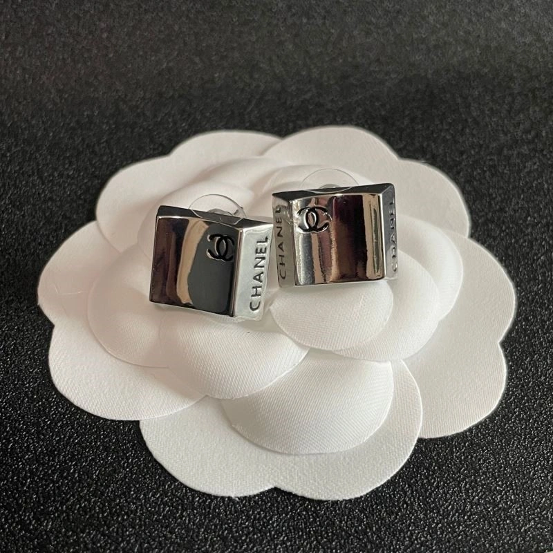 Chanel Earrings Comfortable 222417
