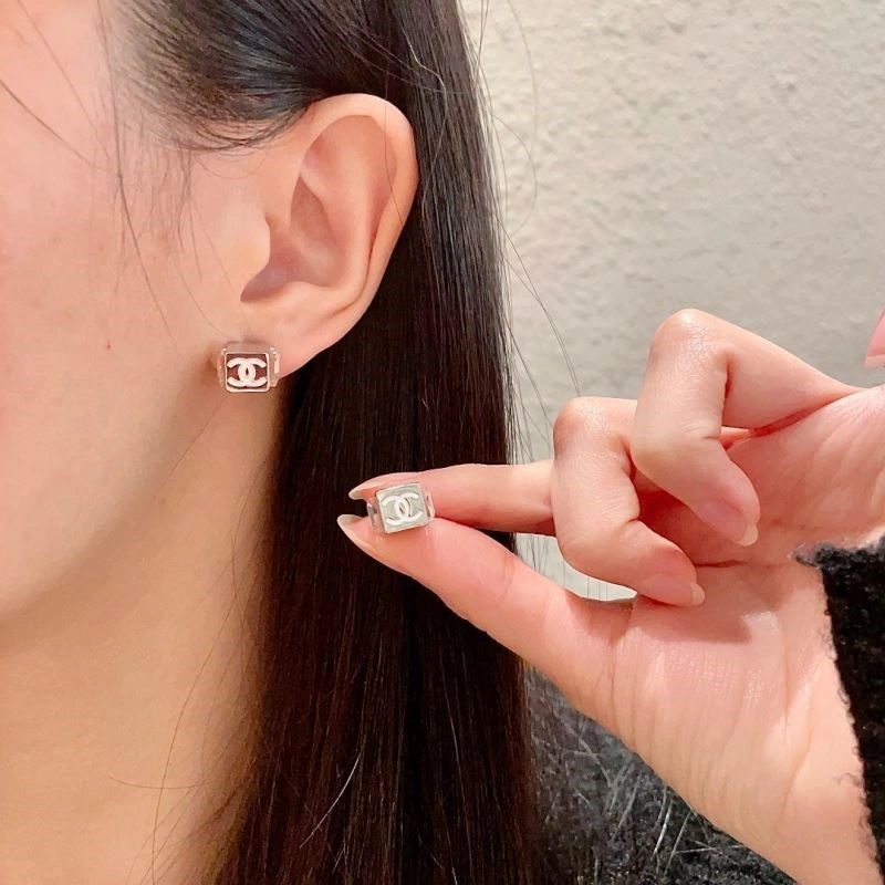 EyeCatching Chanel Earrings 221597