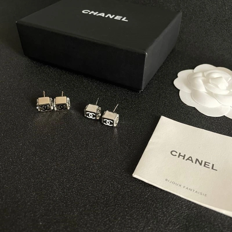 EyeCatching Chanel Earrings 221597