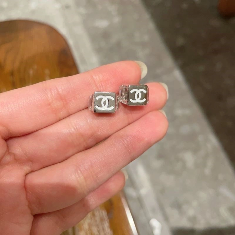 EyeCatching Chanel Earrings 221597