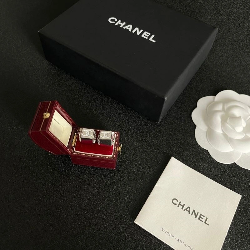 EyeCatching Chanel Earrings 221597
