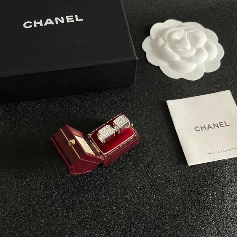 EyeCatching Chanel Earrings 221597