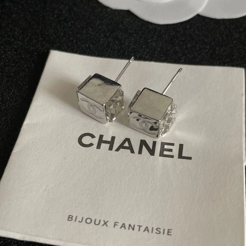 EyeCatching Chanel Earrings 221597
