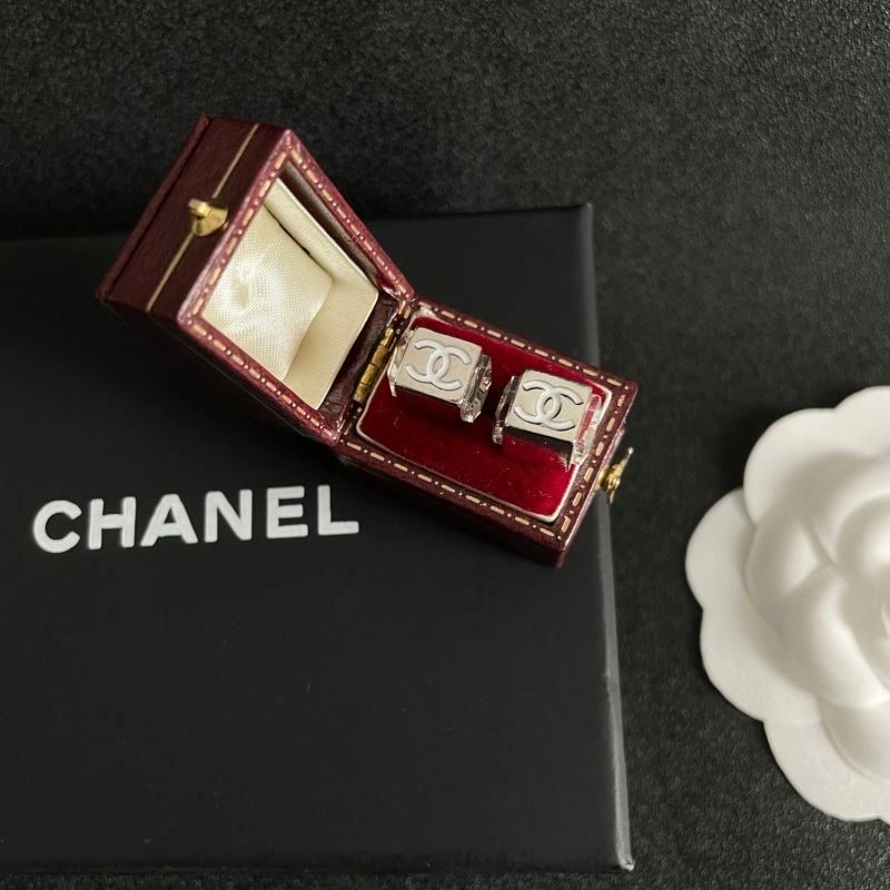EyeCatching Chanel Earrings 221597
