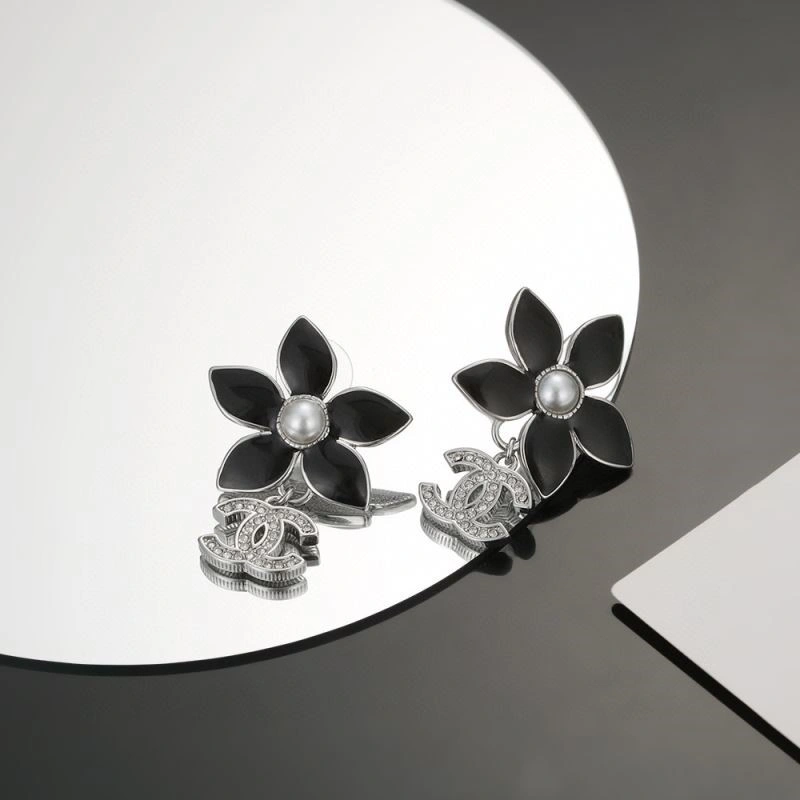Sophisticated Chanel Earrings 221557
