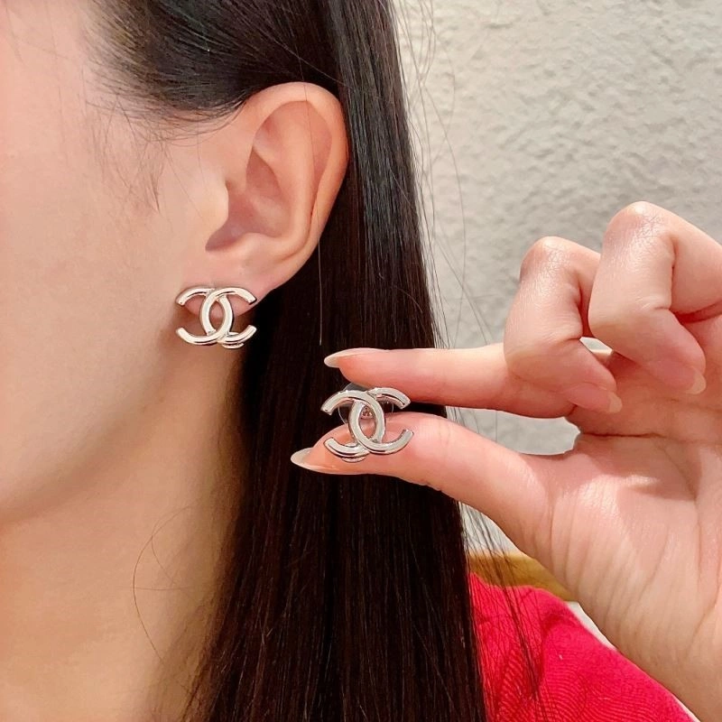 Lightweight Chanel Earrings 221460