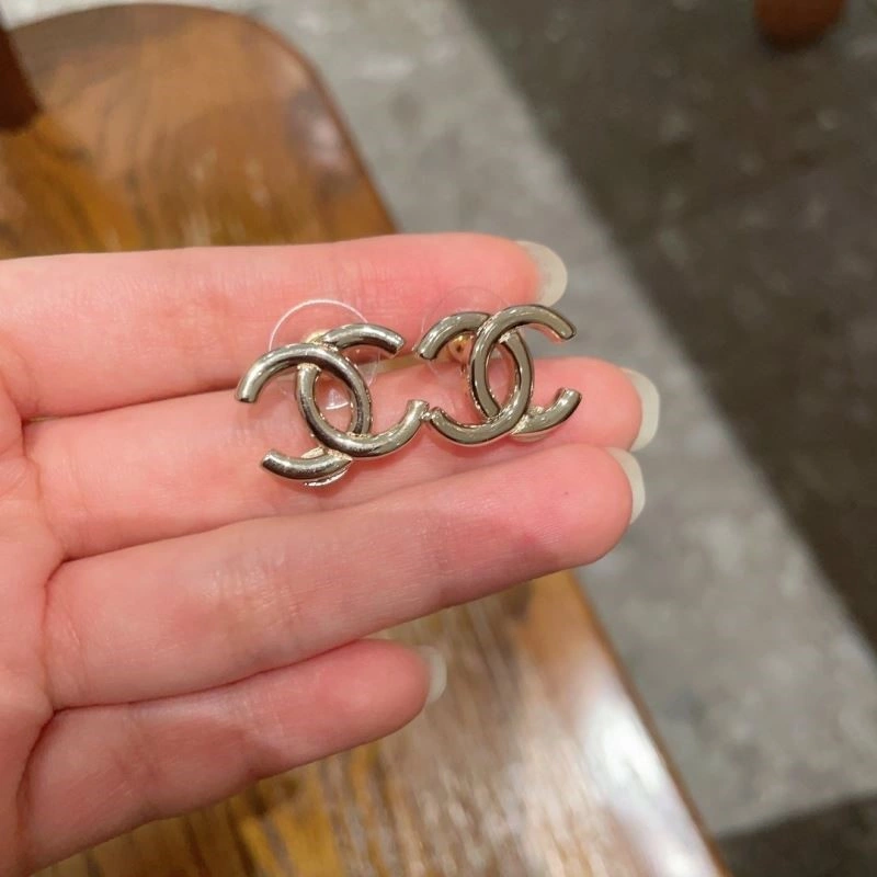 EyeCatching Chanel Earrings 221461