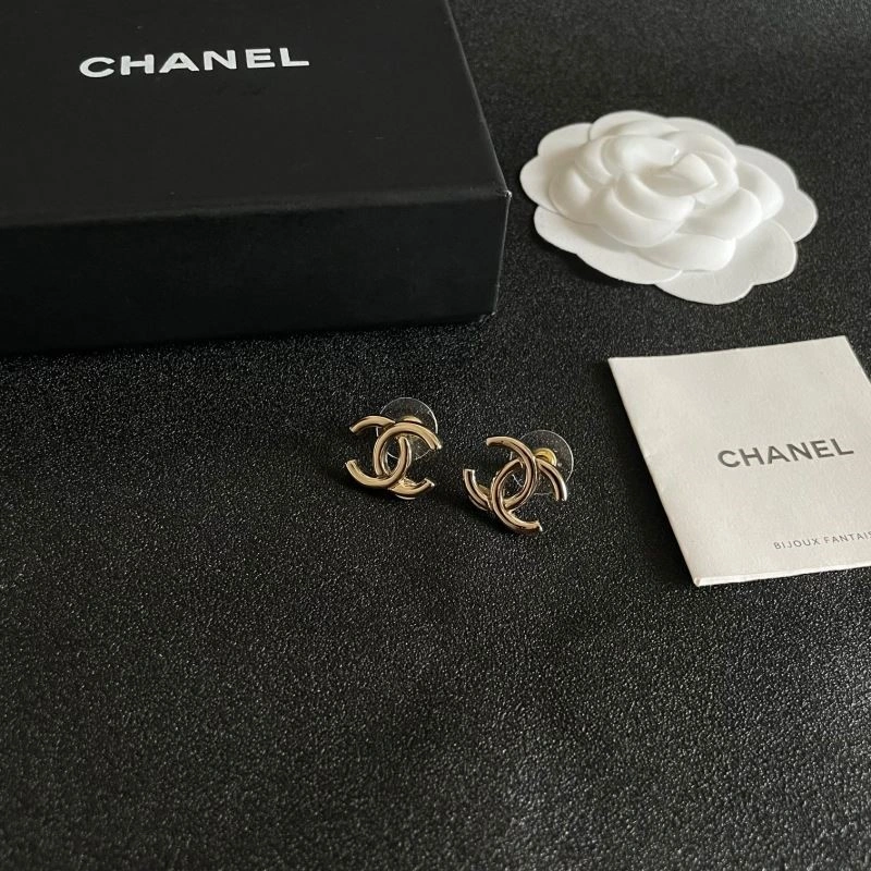 EyeCatching Chanel Earrings 221461
