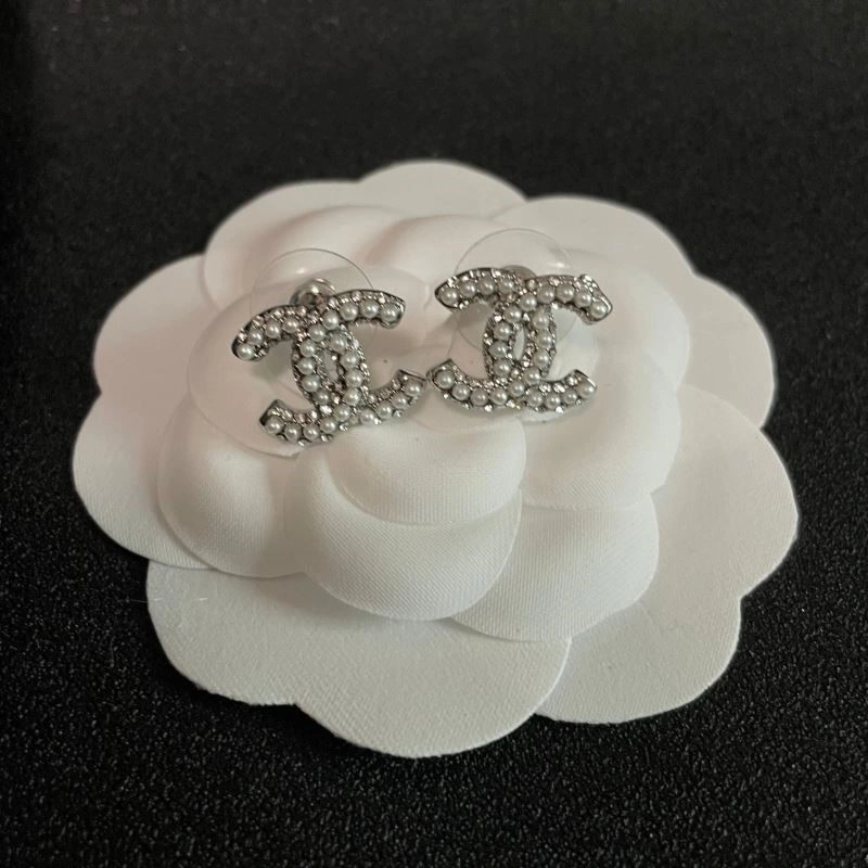 Chanel Earrings Versatile 221372