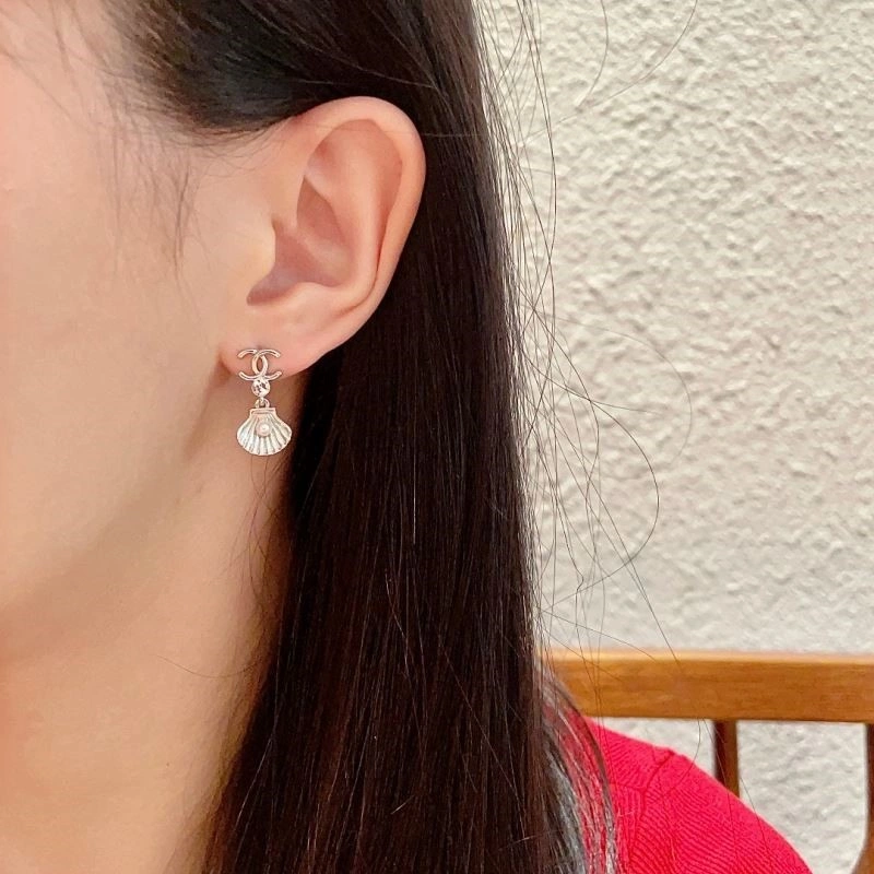 Fashionable Chanel Earrings 221357