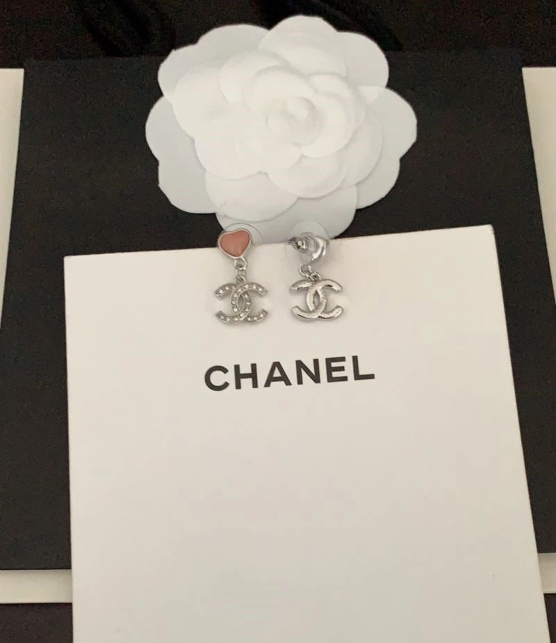 EyeCatching Chanel Earrings 221293